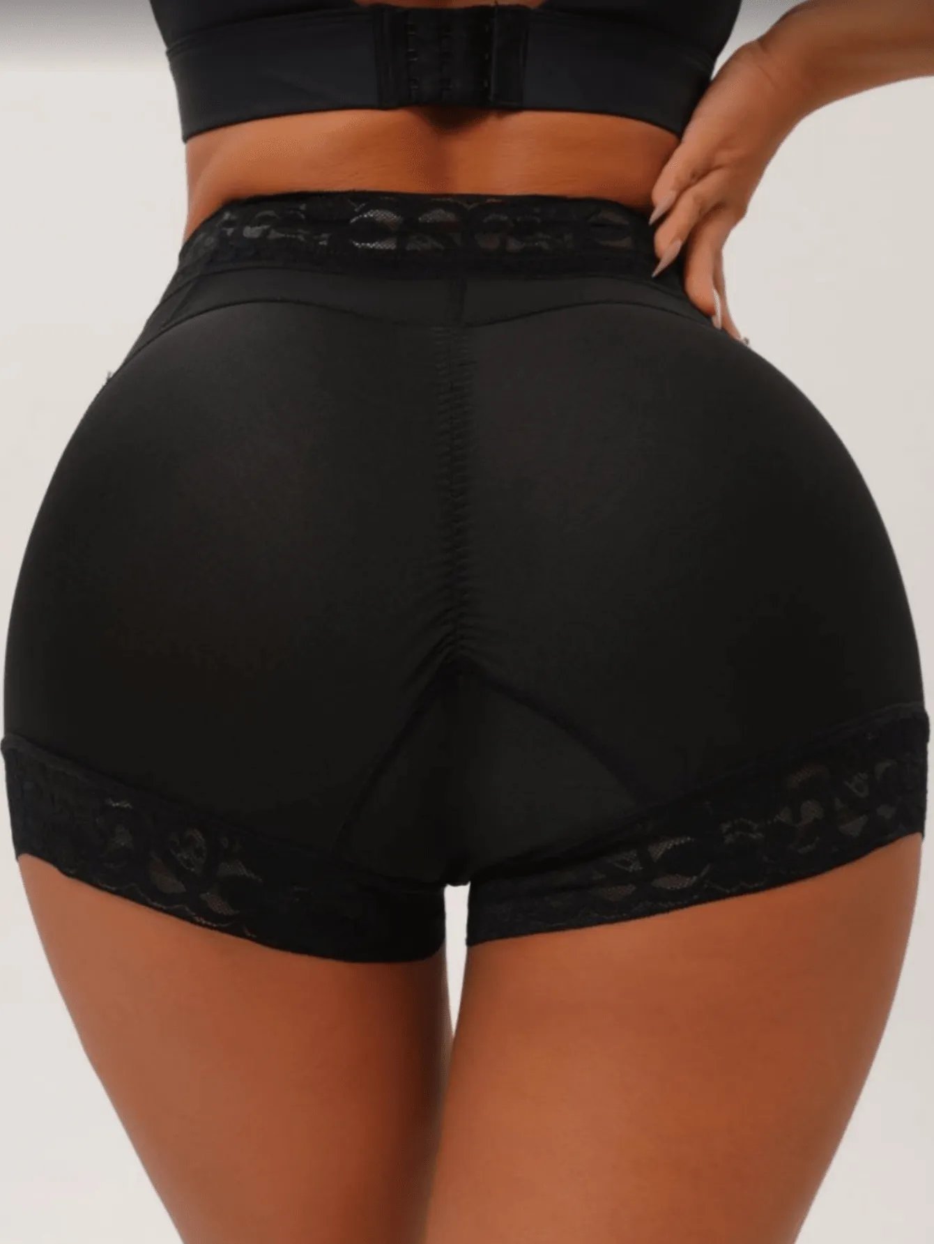 Faja modeladora de abdomen y glúteos en