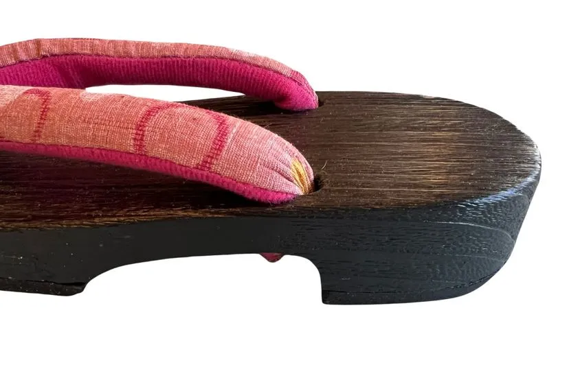 Japanese Women's Wooden Geta Sandals, Size M, Traditional Pink with a light pattern