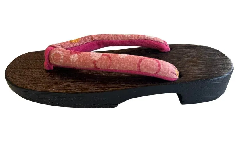 Japanese Women's Wooden Geta Sandals, Size M, Traditional Pink with a light pattern