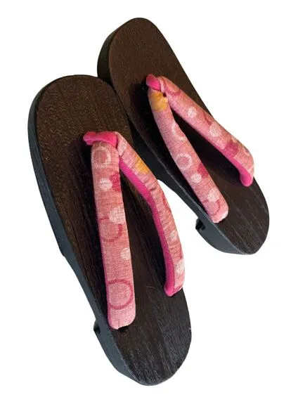 Japanese Women's Wooden Geta Sandals, Size M, Traditional Pink with a light pattern