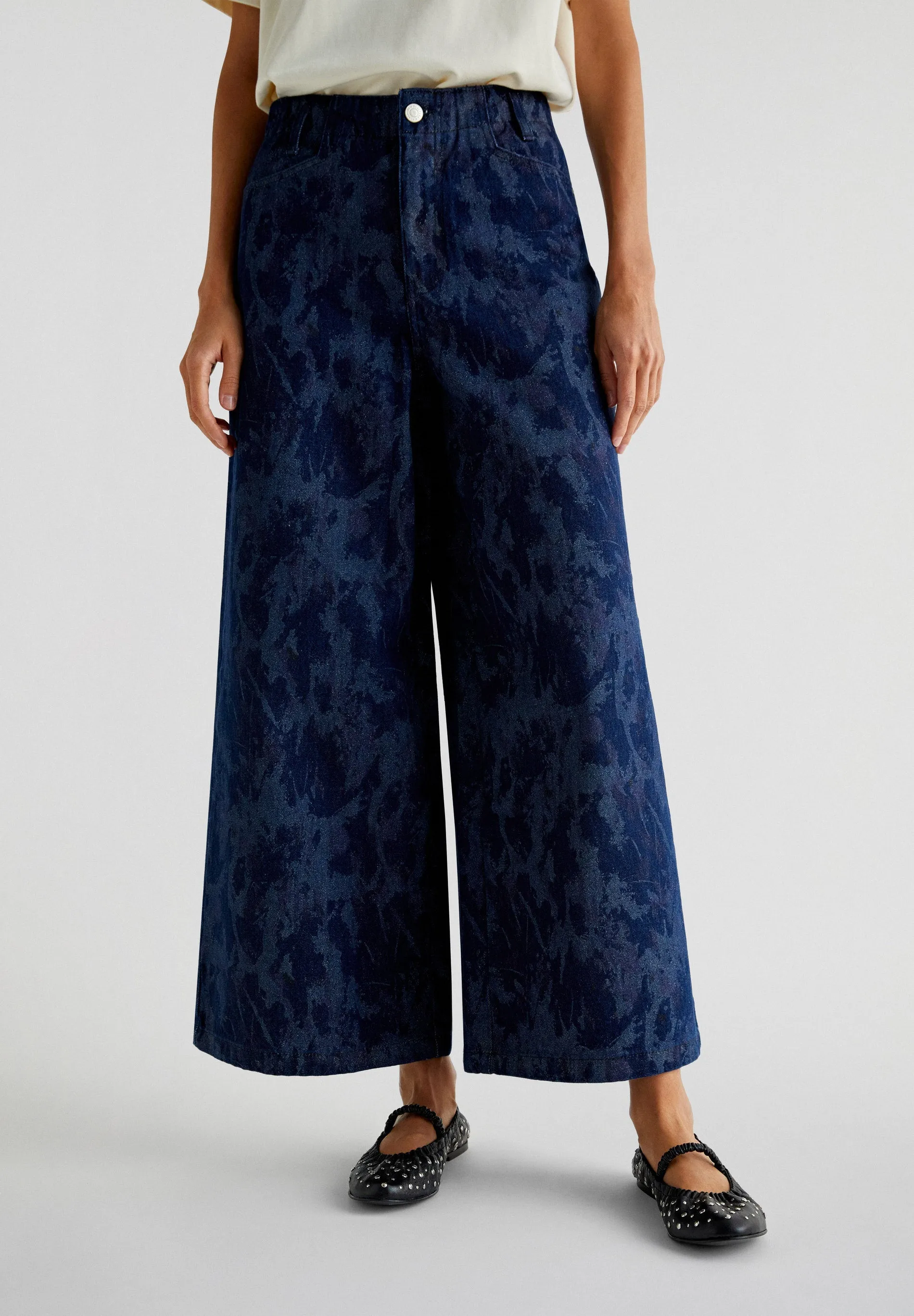 JEANS CULOTTES COM PORMENORES DE BRILHOS