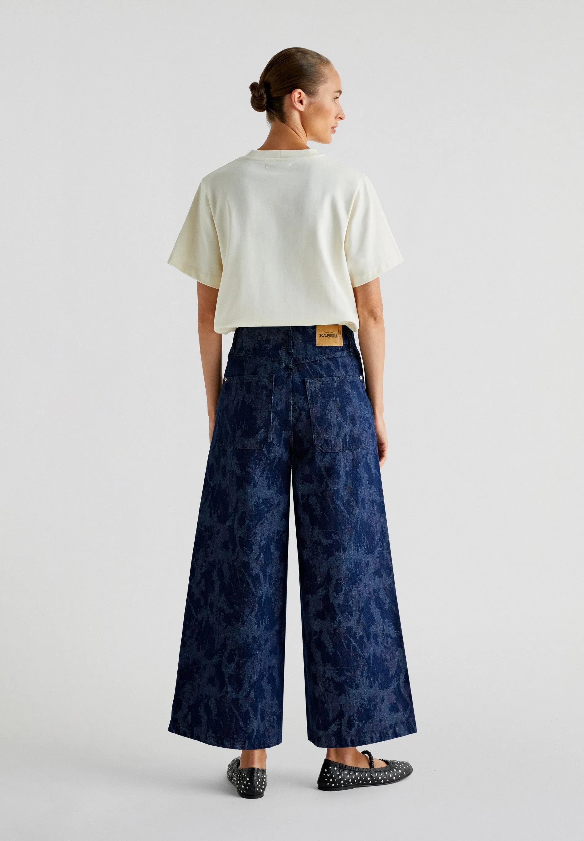 JEANS CULOTTES COM PORMENORES DE BRILHOS