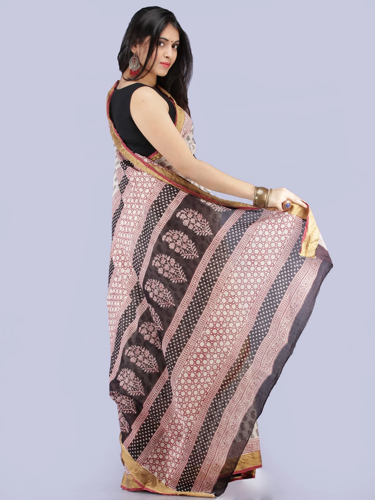 White Red Black Printed Maheshwari Cotton Saree - S031704283